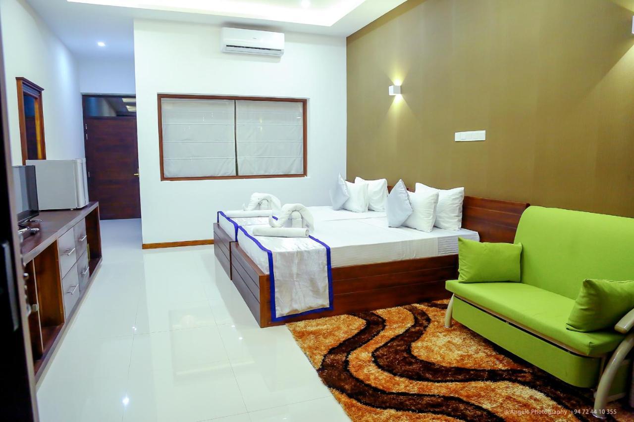 Saru Blue Sapphire Hotel Godakewela Buitenkant foto