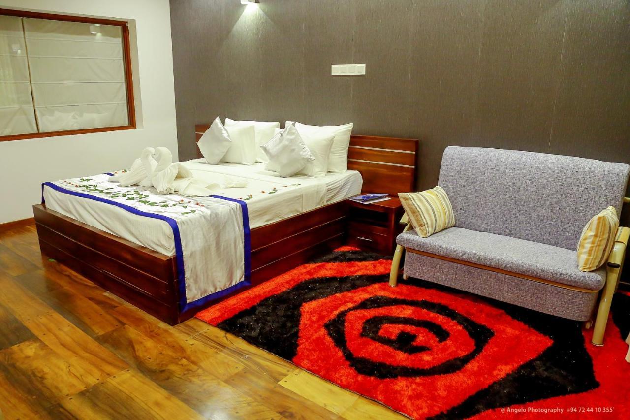 Saru Blue Sapphire Hotel Godakewela Buitenkant foto